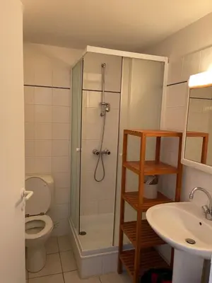 Salle de bains dans l'établissement 2 pièces avec parking en Coeur de Ville - Appartement lumineux et calme