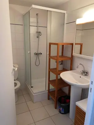 Salle de bains dans l'établissement 2 pièces avec parking en Coeur de Ville - Appartement lumineux et calme