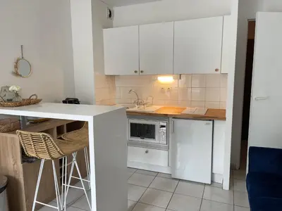 Cuisine ou kitchenette dans l'établissement 2 pièces avec parking en Coeur de Ville - Appartement lumineux et calme