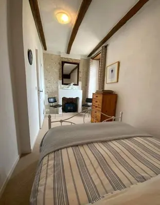 Télévision ou salle de divertissement dans l'établissement French Farmhouse Retreat with pool & superb views.