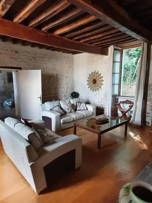 Coin salon dans l'établissement French Farmhouse Retreat with pool & superb views.
