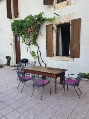 Balcon ou terrasse dans l'établissement French Farmhouse Retreat with pool & superb views.
