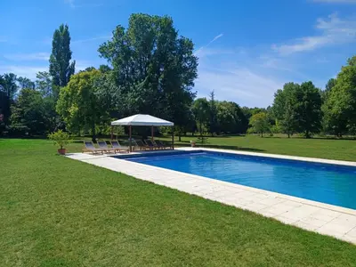 Piscine de l'établissement Le Prieuré de Bourg Charente ou située à proximité
