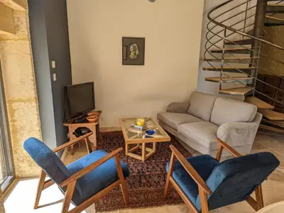 Coin salon dans l'établissement Maison de campagne avec piscine, tennis privé et WIFI - FR-1-653-10