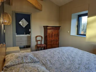 Un ou plusieurs lits dans un hébergement de l'établissement Maison de campagne avec piscine, tennis privé et WIFI - FR-1-653-10