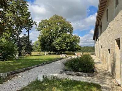 Jardin de l'établissement Maison de campagne avec piscine, tennis privé et WIFI - FR-1-653-10