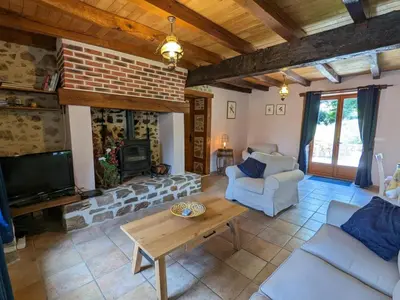 Coin salon dans l'établissement Spacieuse maison à Massignac avec jardin privatif - FR-1-653-213