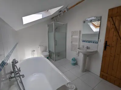 Salle de bains dans l'établissement Spacieuse maison à Massignac avec jardin privatif - FR-1-653-213