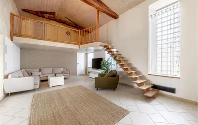 Coin salon dans l'établissement Awesome Home In Arthenac With Wifi