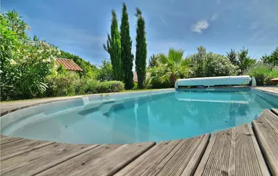 Piscine de l'établissement Awesome Home In Arthenac With Wifi ou située à proximité