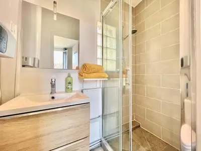 Salle de bains dans l'établissement Le Colorado, studio à 5 min du centre-ville