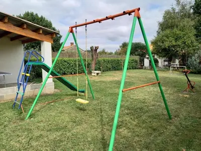 Aire de jeux pour enfants de l'établissement Maison de plain-pied avec jardin clos, jeux enfants, vélos, animaux acceptés, proche Montbron - FR-1-653-6