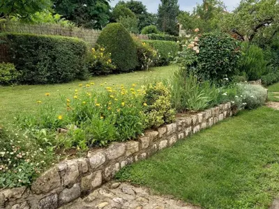 Jardin de l'établissement Maison de plain-pied avec jardin clos, jeux enfants, vélos, animaux acceptés, proche Montbron - FR-1-653-6