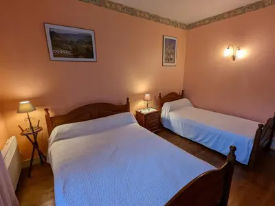 Un ou plusieurs lits dans un hébergement de l'établissement Maison de plain-pied avec jardin clos, jeux enfants, vélos, animaux acceptés, proche Montbron - FR-1-653-6