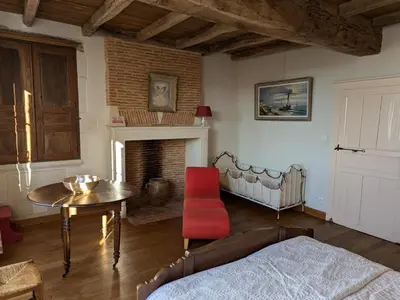 Coin salon dans l'établissement Maison indépendante en pierre, 3 chambres, WiFi et Parking près de Villefagnan - FR-1-653-47