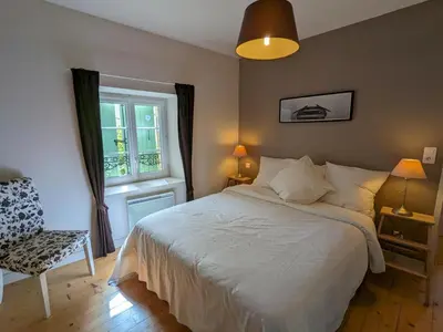 Un ou plusieurs lits dans un hébergement de l'établissement Charmante maison en pierre avec jardin clos, animaux acceptés - FR-1-653-91