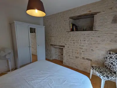 Un ou plusieurs lits dans un hébergement de l'établissement Charmante maison en pierre avec jardin clos, animaux acceptés - FR-1-653-91