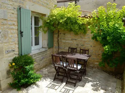 Jardin de l'établissement Charmante maison en pierre avec jardin clos, animaux acceptés - FR-1-653-91