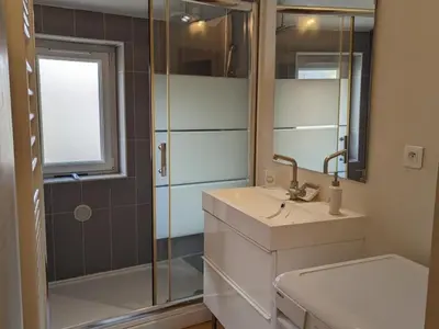 Salle de bains dans l'établissement Charmante maison en pierre avec jardin clos, animaux acceptés - FR-1-653-91