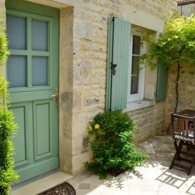 Charmante maison en pierre avec jardin clos