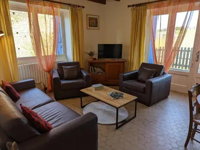 Télévision ou salle de divertissement dans l'établissement Maison indépendante avec vue campagne, animaux acceptés, idéale pour nature et pêche - FR-1-653-22