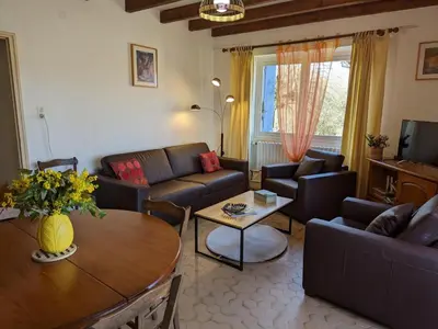 Télévision ou salle de divertissement dans l'établissement Maison indépendante avec vue campagne, animaux acceptés, idéale pour nature et pêche - FR-1-653-22