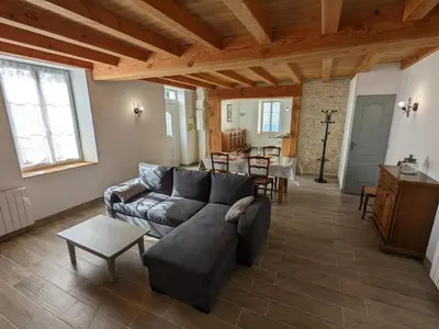 Coin salon dans l'établissement Maison lumineuse avec cour privative, proche sites culturels, tout confort, équipé bébé, wifi inclus - FR-1-653-98