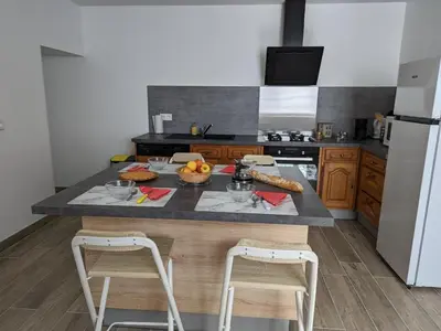 Cuisine ou kitchenette dans l'établissement Maison lumineuse avec cour privative, proche sites culturels, tout confort, équipé bébé, wifi inclus - FR-1-653-98