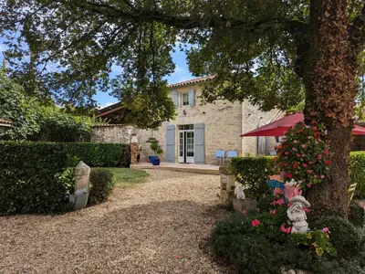 Jardin de l'établissement Gîte cosy avec 3 chambres, cour privée, baby-foot et internet, équipements bébé inclus, animaux permis - FR-1-653-154