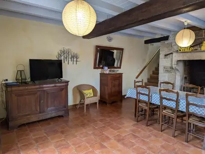 Télévision ou salle de divertissement dans l'établissement Gîte cosy avec 3 chambres, cour privée, baby-foot et internet, équipements bébé inclus, animaux permis - FR-1-653-154