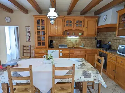 Cuisine ou kitchenette dans l'établissement Gîte confortable au bord de la rivière avec Wi-Fi - FR-1-653-117