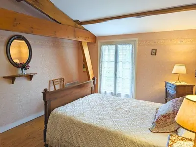 Un ou plusieurs lits dans un hébergement de l'établissement Gîte confortable au bord de la rivière avec Wi-Fi - FR-1-653-117