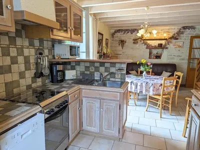 Cuisine ou kitchenette dans l'établissement Charmant gîte au bord de la rivière avec jardin et wifi - FR-1-653-162