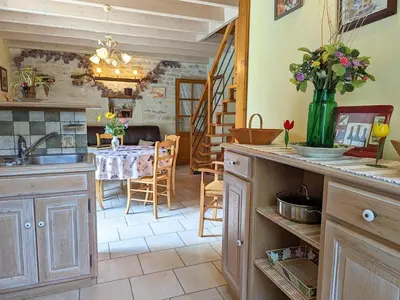 Cuisine ou kitchenette dans l'établissement Charmant gîte au bord de la rivière avec jardin et wifi - FR-1-653-162
