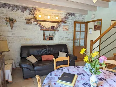 Coin salon dans l'établissement Charmant gîte au bord de la rivière avec jardin et wifi - FR-1-653-162