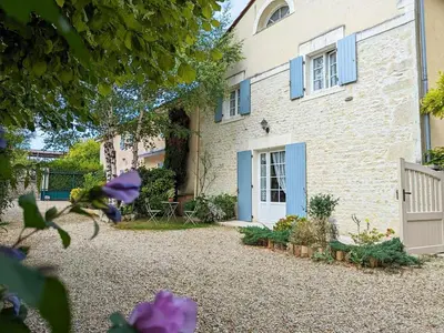 Jardin de l'établissement Charmant gîte au bord de la rivière avec jardin et wifi - FR-1-653-162