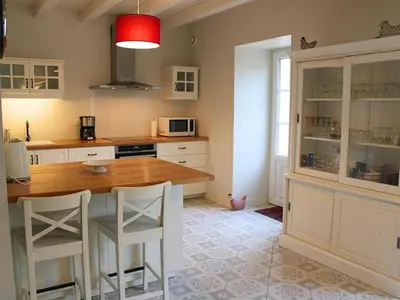 Cuisine ou kitchenette dans l'établissement Maison en pierres avec jardin clos à Coulonges, animaux acceptés - FR-1-653-127