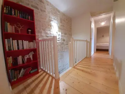 Bibliothèque dans la maison de vacances