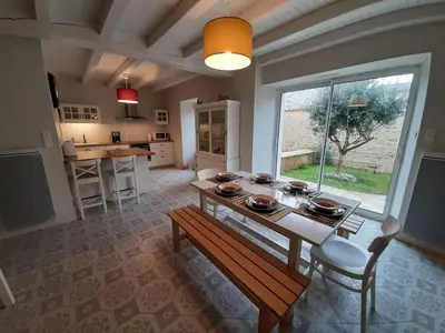 Cuisine ou kitchenette dans l'établissement Maison en pierres avec jardin clos à Coulonges, animaux acceptés - FR-1-653-127