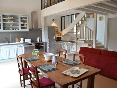 Cuisine ou kitchenette dans l'établissement Maison de vacances spacieuse à la campagne avec jardin clos, WIFI, vélos gratuits et équipements bébé. - FR-1-653-139