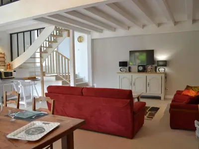 Coin salon dans l'établissement Maison de vacances spacieuse à la campagne avec jardin clos, WIFI, vélos gratuits et équipements bébé. - FR-1-653-139