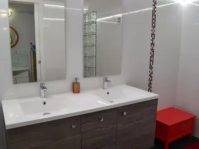 Salle de bains dans l'établissement Maison de vacances spacieuse à la campagne avec jardin clos, WIFI, vélos gratuits et équipements bébé. - FR-1-653-139