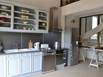 Cuisine ou kitchenette dans l'établissement Maison de vacances spacieuse à la campagne avec jardin clos, WIFI, vélos gratuits et équipements bébé. - FR-1-653-139