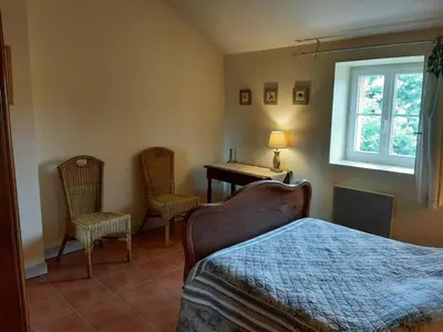 Un ou plusieurs lits dans un hébergement de l'établissement Gîte La Queue Rousse - Maison Ancienne avec Cheminée et Jardin Clôturé - FR-1-653-132