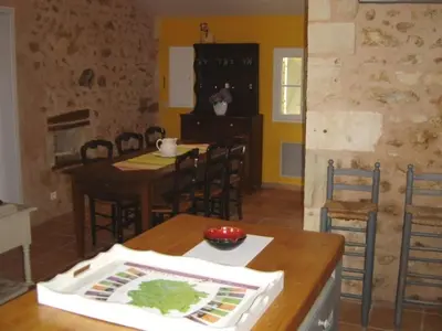 Restaurant ou autre lieu de restauration dans l'établissement Gîte La Queue Rousse - Maison Ancienne avec Cheminée et Jardin Clôturé - FR-1-653-132