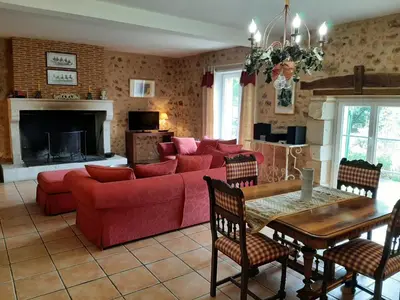 Coin salon dans l'établissement Gîte La Queue Rousse - Maison Ancienne avec Cheminée et Jardin Clôturé - FR-1-653-132