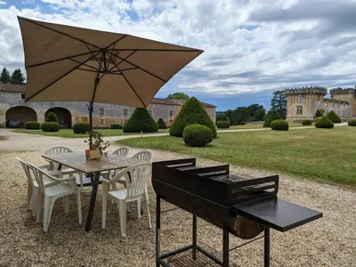 Jardin de l'établissement Gîte charmant au cœur d'un château historique avec parc, proche de Cognac, idéal famille et nature - FR-1-653-167