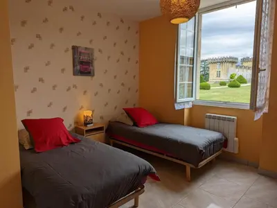Un ou plusieurs lits dans un hébergement de l'établissement Gîte charmant au cœur d'un château historique avec parc, proche de Cognac, idéal famille et nature - FR-1-653-167