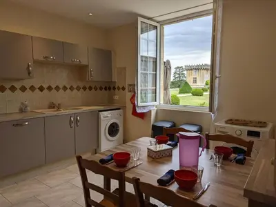 Cuisine ou kitchenette dans l'établissement Gîte charmant au cœur d'un château historique avec parc, proche de Cognac, idéal famille et nature - FR-1-653-167