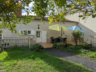 Jardin de l'établissement Charmant gîte avec jardin privatif et animaux acceptés - FR-1-653-155